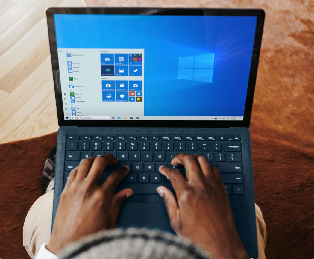 sedcom-it-image-right-clear-advice-man-on-windows-laptop
